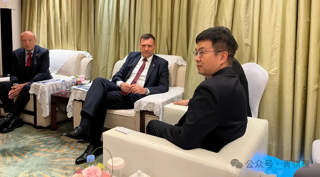 斯洛伐克副总理托马什·塔拉巴与尊龙时凯董事长闫巍在第七届进博会期间就绿...